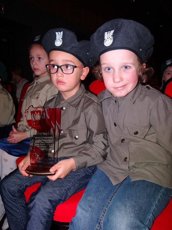 przedszkolaki-w-pieknym-przegladzie-patriotycznym-foto-65923