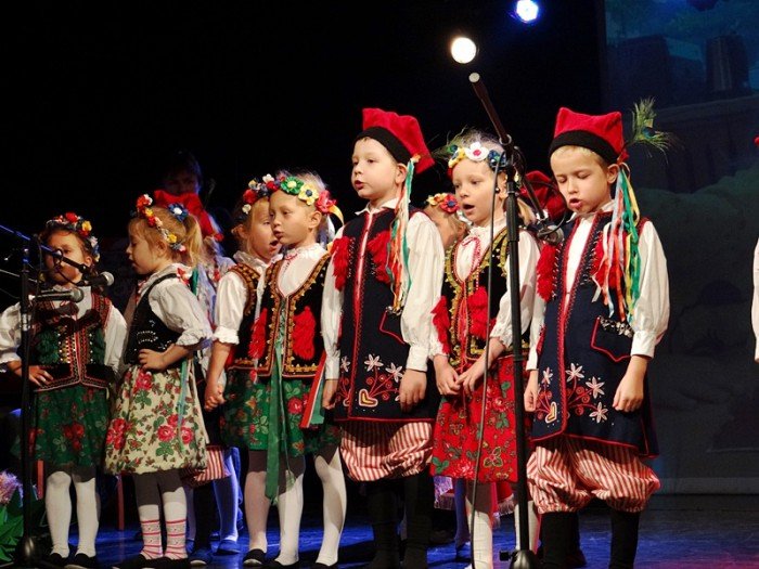 przedszkolaki-w-pieknym-przegladzie-patriotycznym-foto-65923