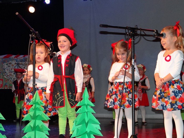 przedszkolaki-w-pieknym-przegladzie-patriotycznym-foto-65923