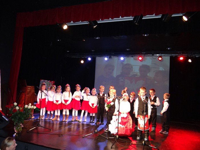 przedszkolaki-w-pieknym-przegladzie-patriotycznym-foto-65923