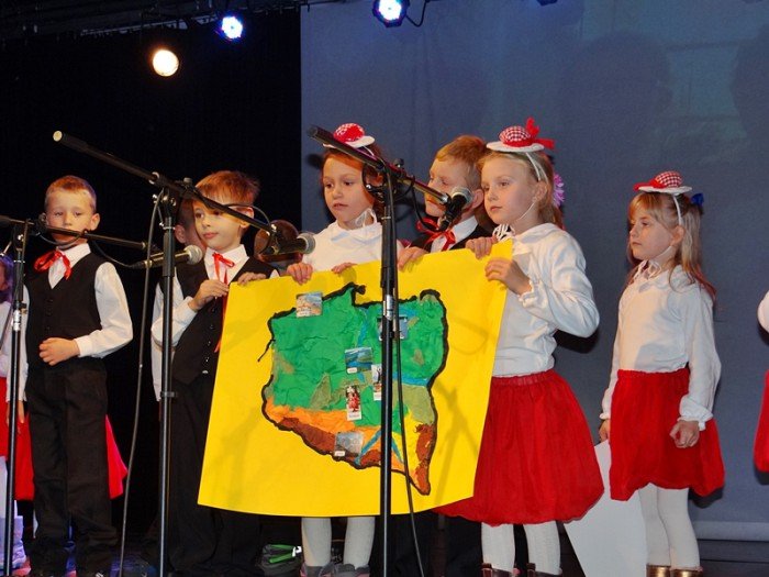 przedszkolaki-w-pieknym-przegladzie-patriotycznym-foto-65923