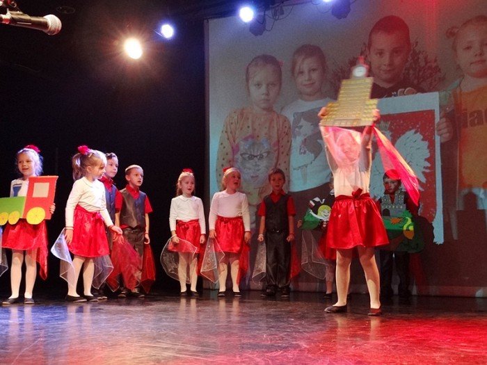 przedszkolaki-w-pieknym-przegladzie-patriotycznym-foto-65923