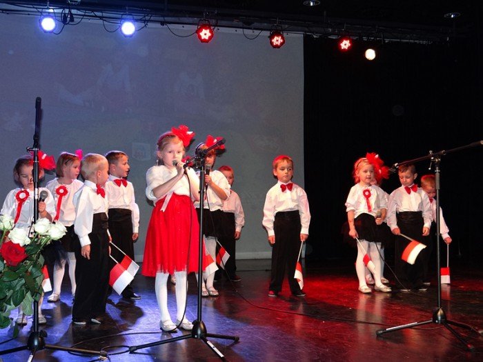 przedszkolaki-w-pieknym-przegladzie-patriotycznym-foto-65923