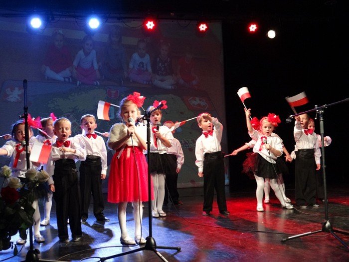 przedszkolaki-w-pieknym-przegladzie-patriotycznym-foto-65923