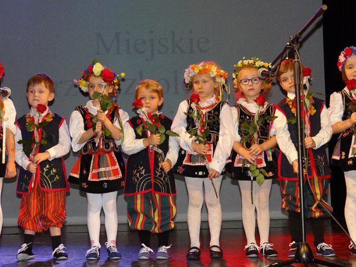 przedszkolaki-w-pieknym-przegladzie-patriotycznym-foto-65923