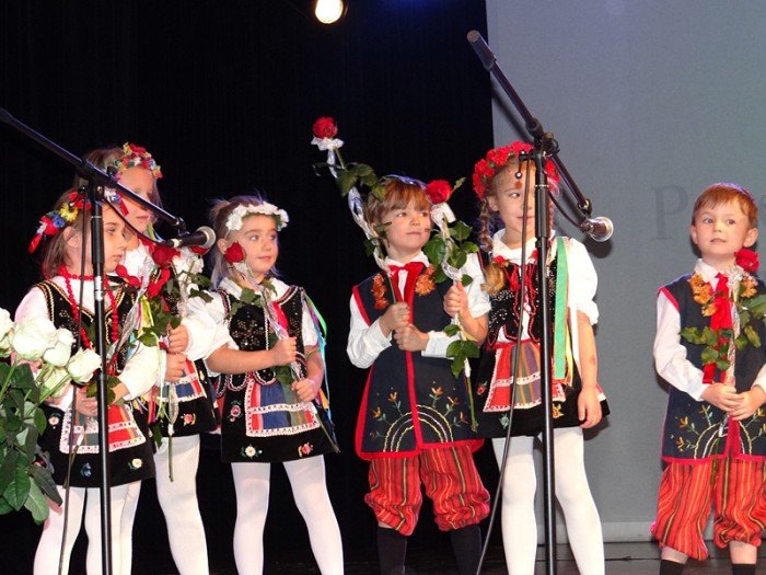 przedszkolaki-w-pieknym-przegladzie-patriotycznym-foto-65923