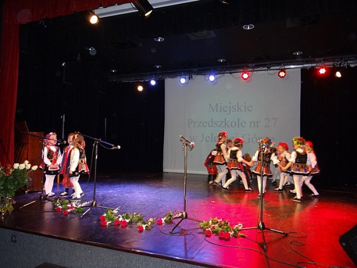 przedszkolaki-w-pieknym-przegladzie-patriotycznym-foto-65923