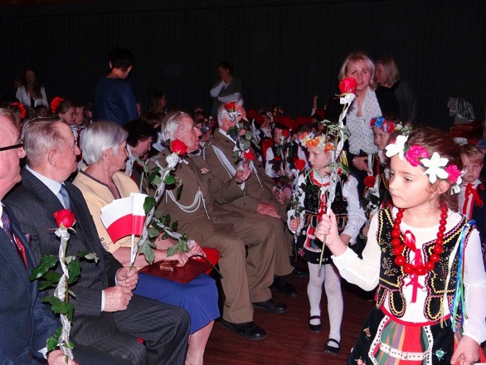 przedszkolaki-w-pieknym-przegladzie-patriotycznym-foto-65923