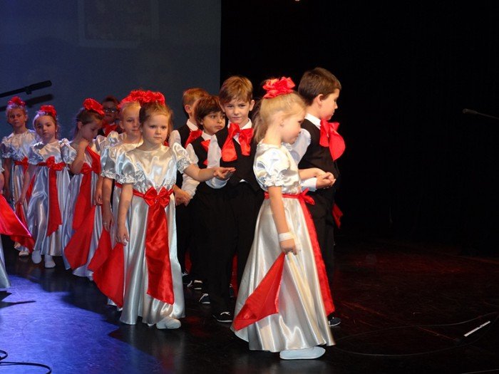 przedszkolaki-w-pieknym-przegladzie-patriotycznym-foto-65923