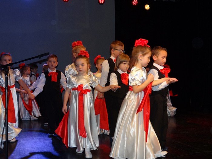 przedszkolaki-w-pieknym-przegladzie-patriotycznym-foto-65923