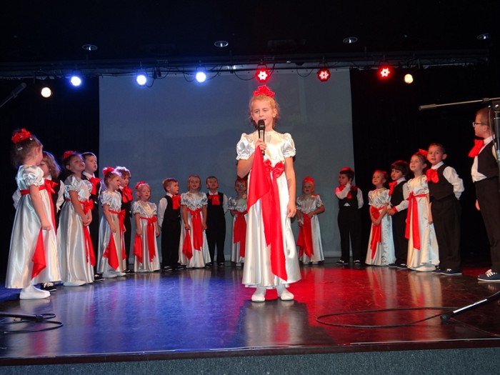 przedszkolaki-w-pieknym-przegladzie-patriotycznym-foto-65923