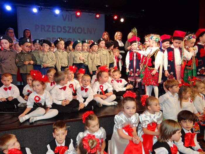 przedszkolaki-w-pieknym-przegladzie-patriotycznym-foto-65923