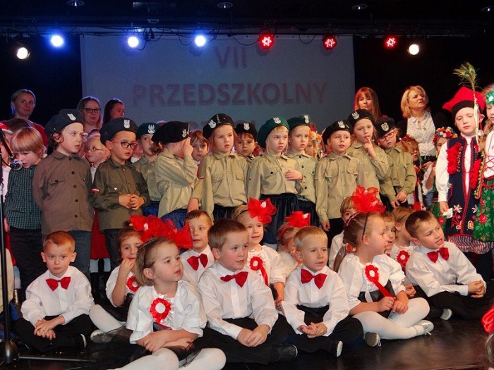 przedszkolaki-w-pieknym-przegladzie-patriotycznym-foto-65923