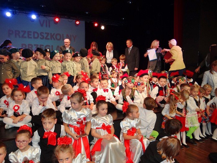 przedszkolaki-w-pieknym-przegladzie-patriotycznym-foto-65923