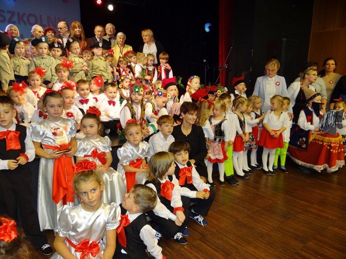przedszkolaki-w-pieknym-przegladzie-patriotycznym-foto-65923
