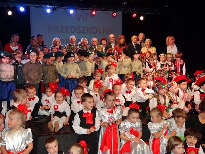 przedszkolaki-w-pieknym-przegladzie-patriotycznym-foto-65923