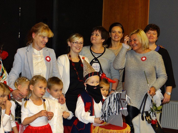 przedszkolaki-w-pieknym-przegladzie-patriotycznym-foto-65923