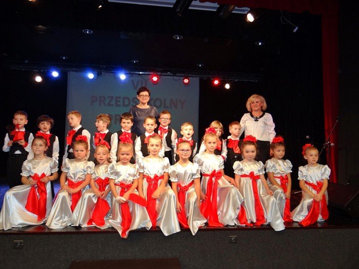 przedszkolaki-w-pieknym-przegladzie-patriotycznym-foto-65923