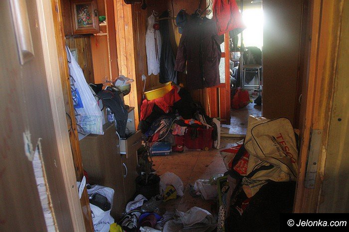 nie-chcia-wpuscic-komornika-grozi-siekiera-i-wysadzeniem-domu-foto-65961