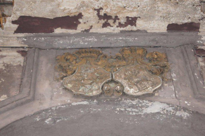 Herby Ingenheim i Jeleniej Góry nad wejściem głównym