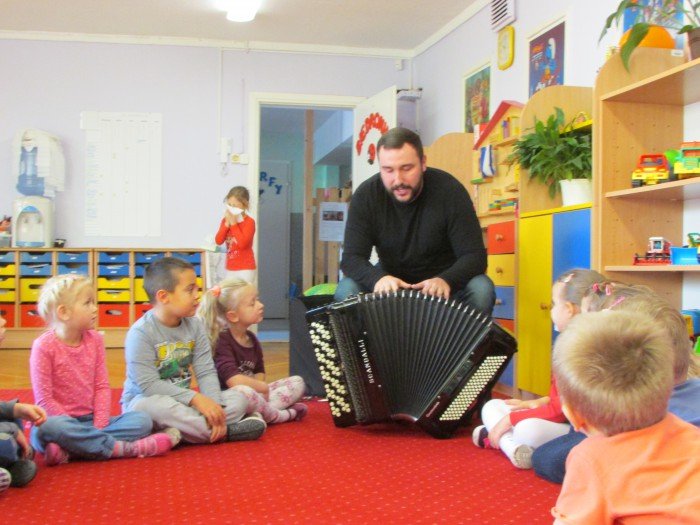 akordeonista-piotr-wyrostek-u-przedszkolakow-foto-66067