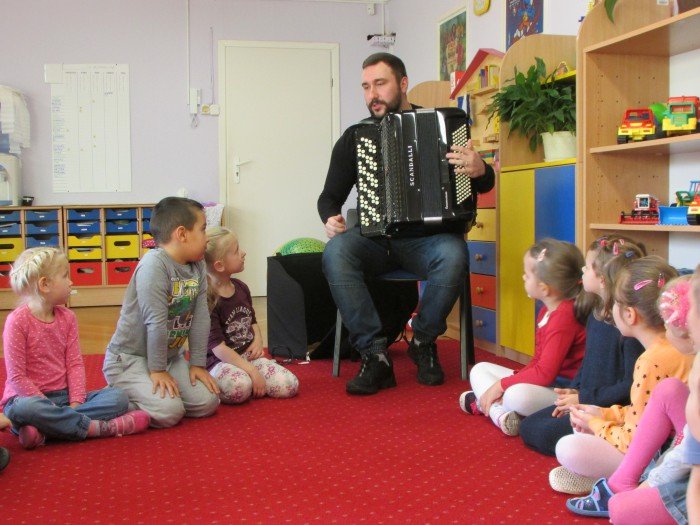 akordeonista-piotr-wyrostek-u-przedszkolakow-foto-66067