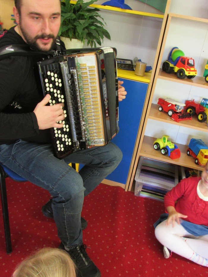 akordeonista-piotr-wyrostek-u-przedszkolakow-foto-66067
