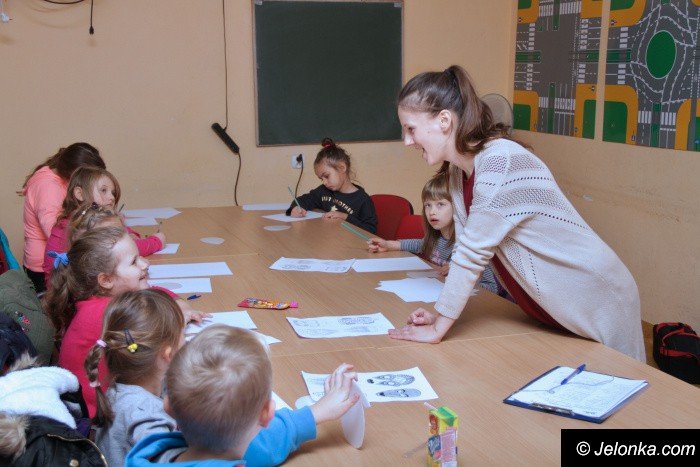 w-odk-dzieci-proboway-swoich-si-w-linorycie-foto-66203