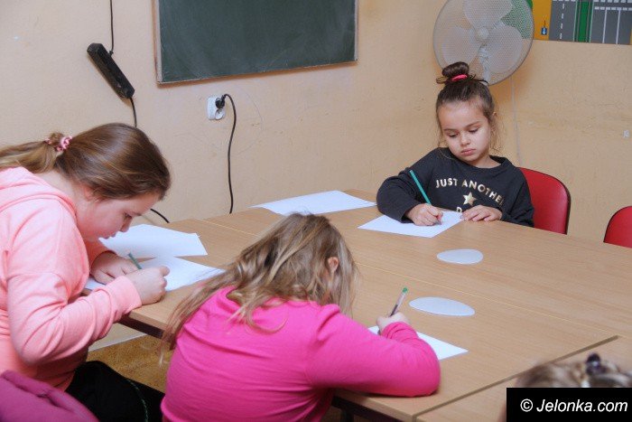 w-odk-dzieci-proboway-swoich-si-w-linorycie-foto-66203