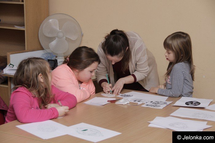 w-odk-dzieci-proboway-swoich-si-w-linorycie-foto-66203