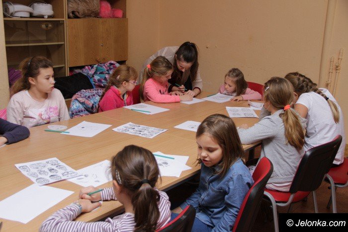 w-odk-dzieci-proboway-swoich-si-w-linorycie-foto-66203