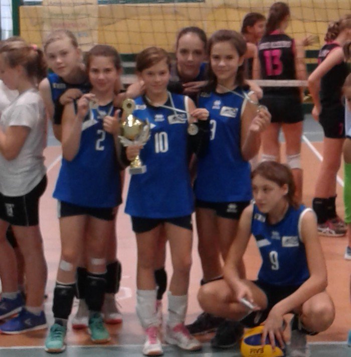 janowickie-siatkarki-na-podium-w-strzelinie-66232