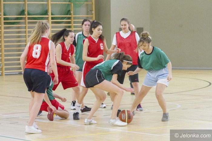 koszykowka-dziewczat-walczyy-szkoy-srednie-foto-66259
