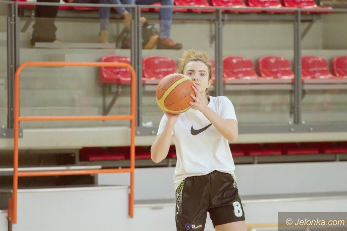 koszykowka-dziewczat-walczyy-szkoy-srednie-foto-66259