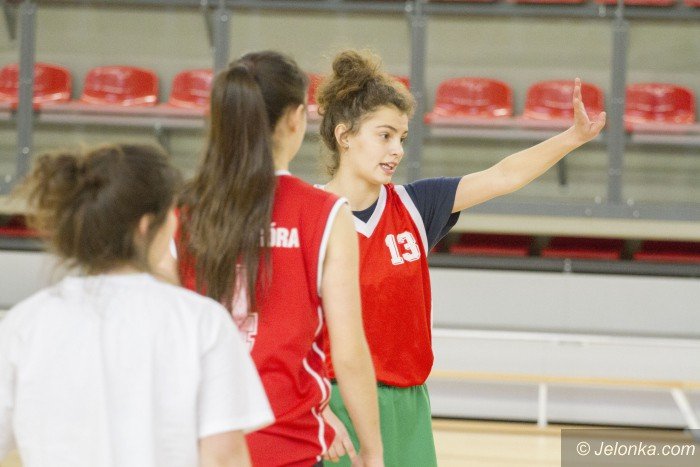 koszykowka-dziewczat-walczyy-szkoy-srednie-foto-66259