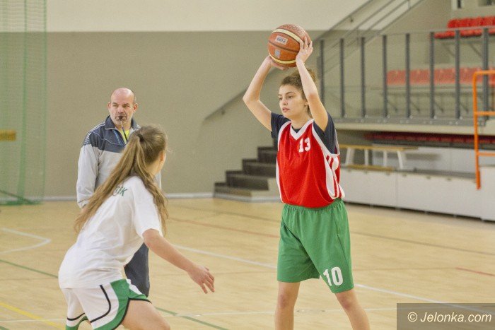 koszykowka-dziewczat-walczyy-szkoy-srednie-foto-66259