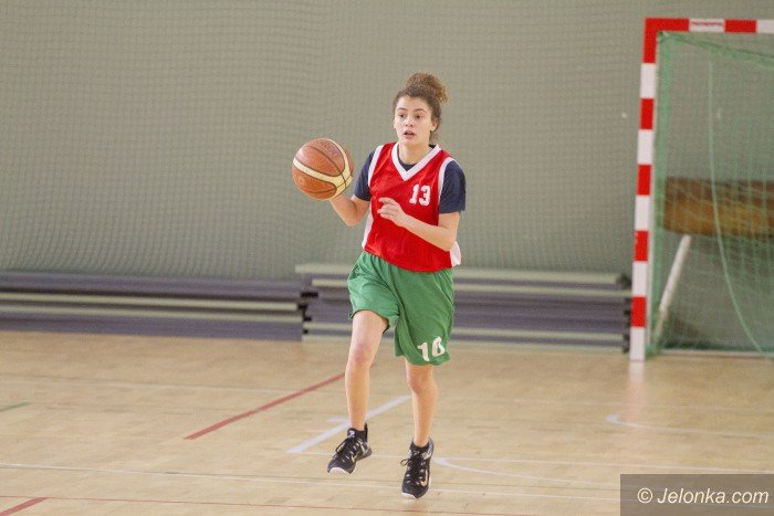 koszykowka-dziewczat-walczyy-szkoy-srednie-foto-66259