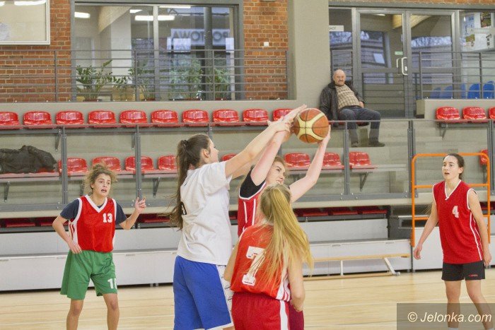 koszykowka-dziewczat-walczyy-szkoy-srednie-foto-66259