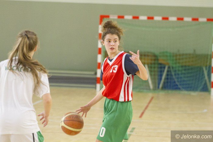 koszykowka-dziewczat-walczyy-szkoy-srednie-foto-66259