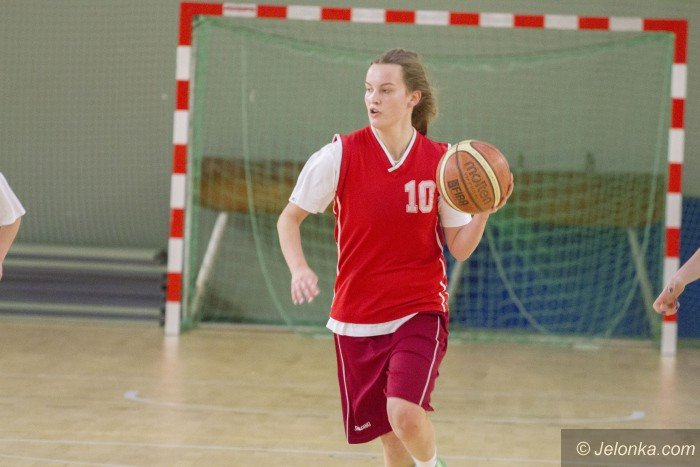 koszykowka-dziewczat-walczyy-szkoy-srednie-foto-66259