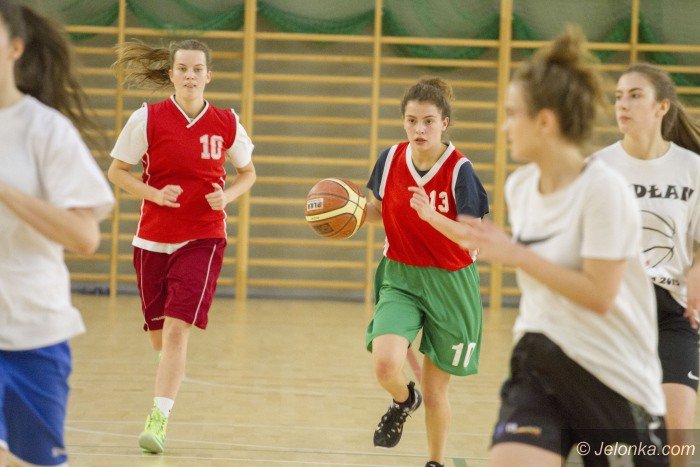 koszykowka-dziewczat-walczyy-szkoy-srednie-foto-66259