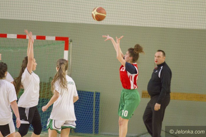 koszykowka-dziewczat-walczyy-szkoy-srednie-foto-66259