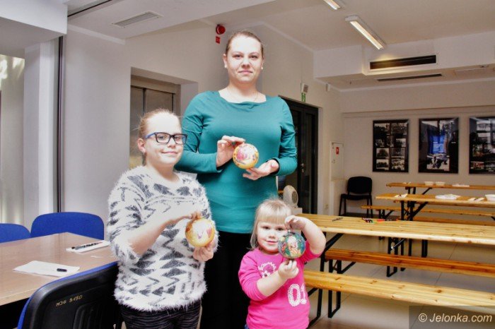 rodzinne-malowanie-bombek-w-muzeum-foto-66286
