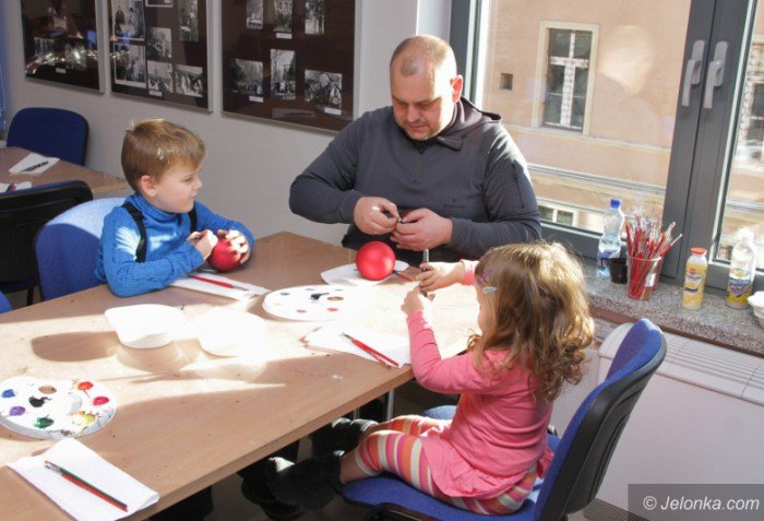 rodzinne-malowanie-bombek-w-muzeum-foto-66286