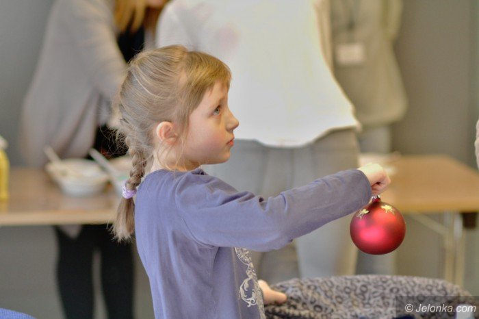 rodzinne-malowanie-bombek-w-muzeum-foto-66286