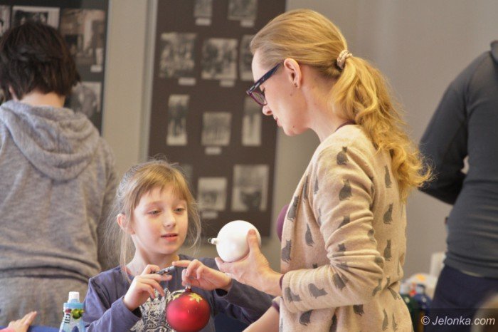 rodzinne-malowanie-bombek-w-muzeum-foto-66286