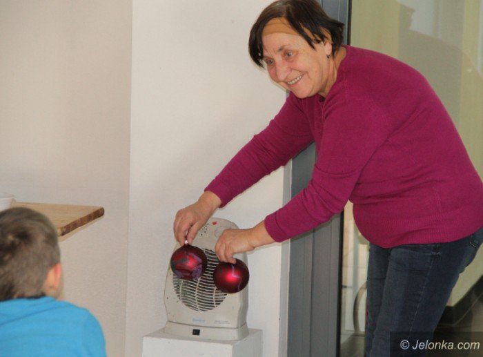 rodzinne-malowanie-bombek-w-muzeum-foto-66286
