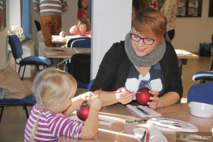 rodzinne-malowanie-bombek-w-muzeum-foto-66286