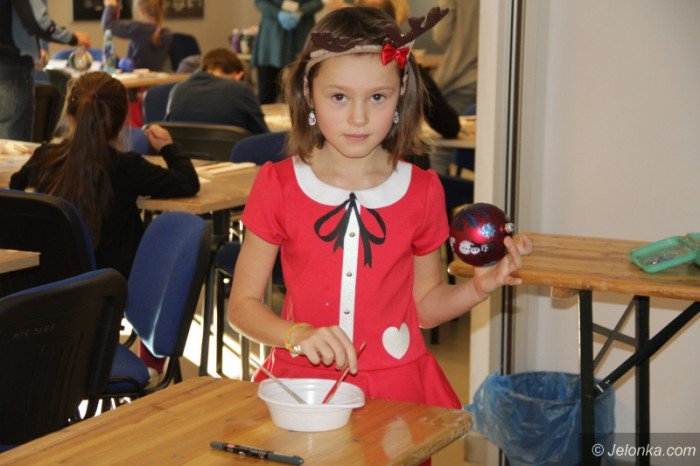rodzinne-malowanie-bombek-w-muzeum-foto-66286