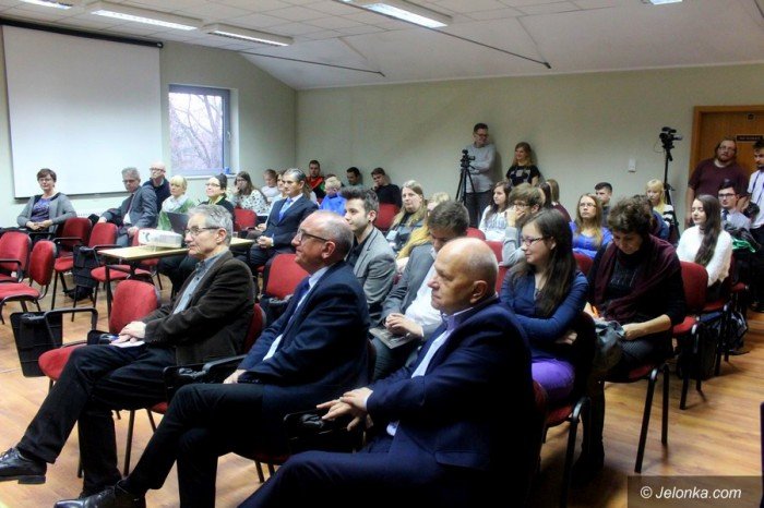 prezentowali-efekt-pracy-studentow-i-wykadowcow-foto-66417